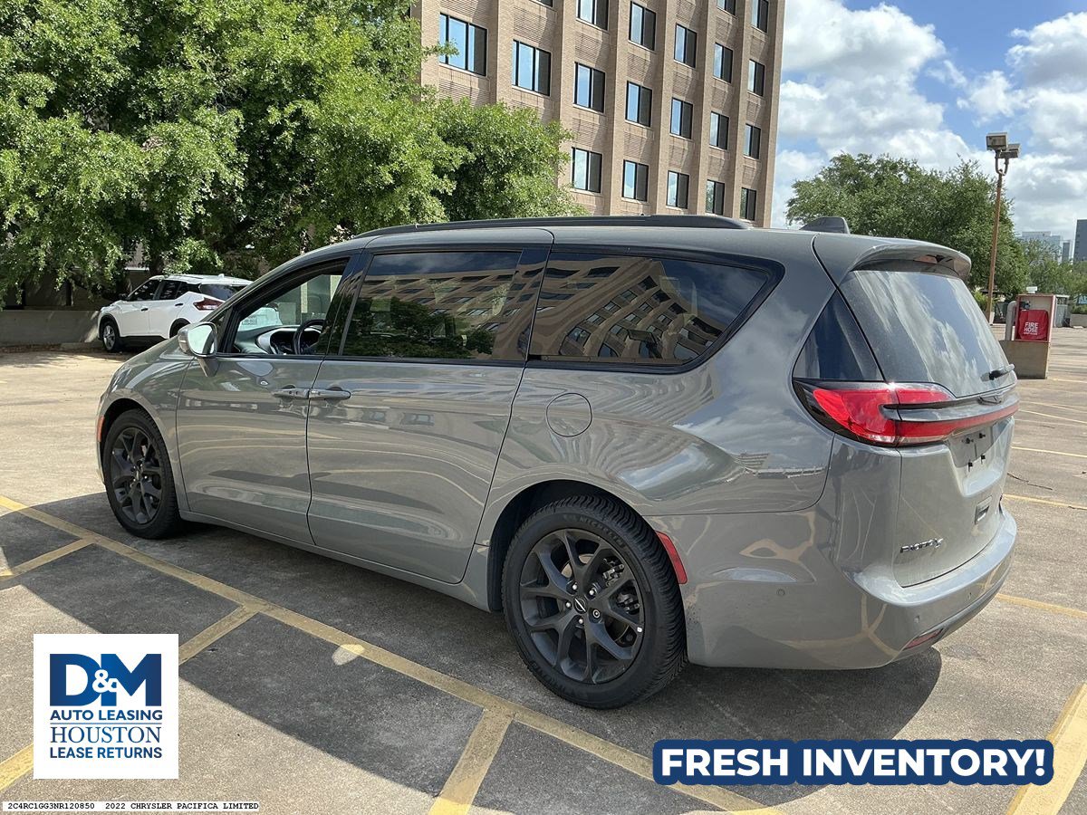 Used 2022 Chrysler Pacifica Limited w/ Uconnect Theater Family Group image 4