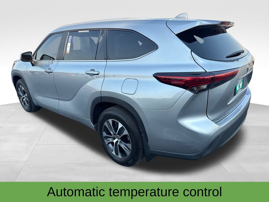 Used 2023 Toyota Highlander XLE AWD/4WD image 5