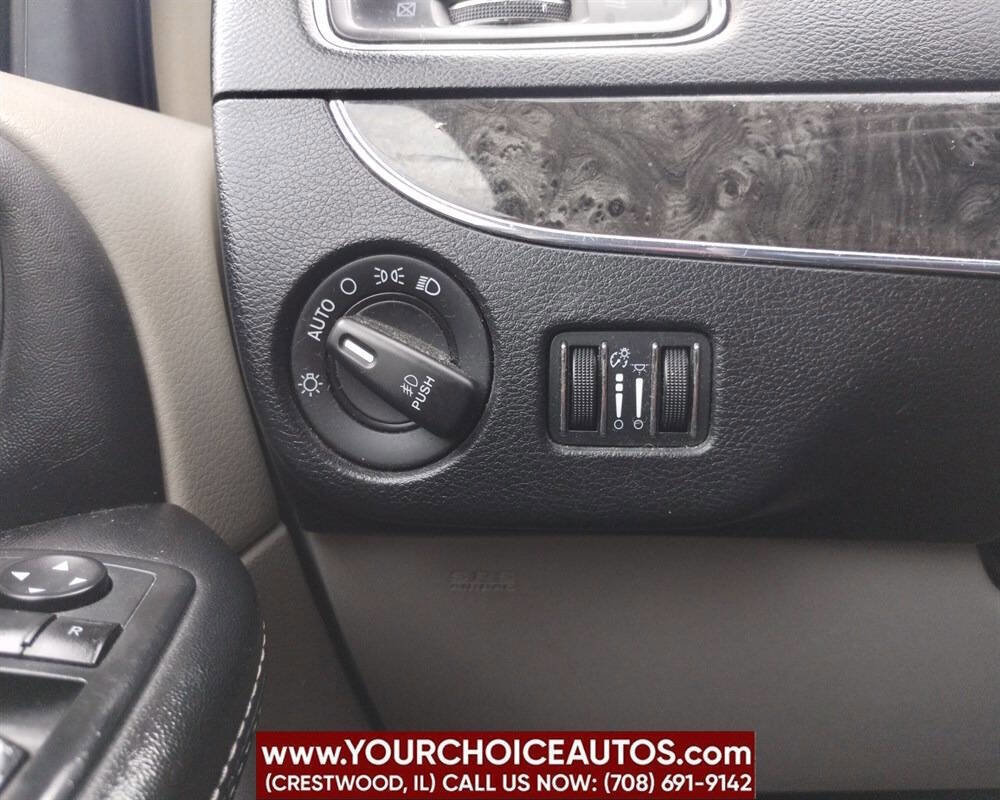 Used 2015 Chrysler Town & Country Touring image 26