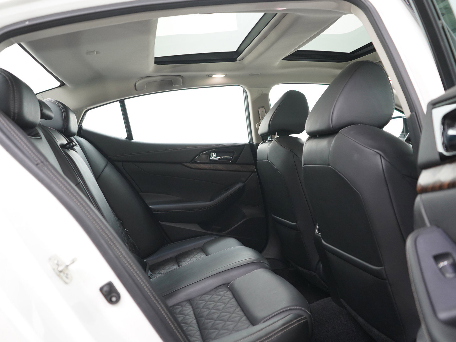 Used 2017 Nissan Maxima Platinum FWD image 12