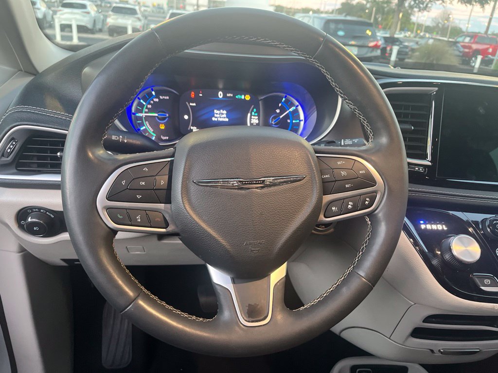 Used 2023 Chrysler Pacifica Touring-L FWD image 17