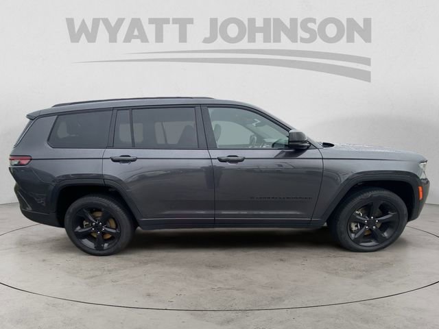 Used 2025 Jeep Grand Cherokee L Limited w/ Black Appearance Package AWD/4WD image 11