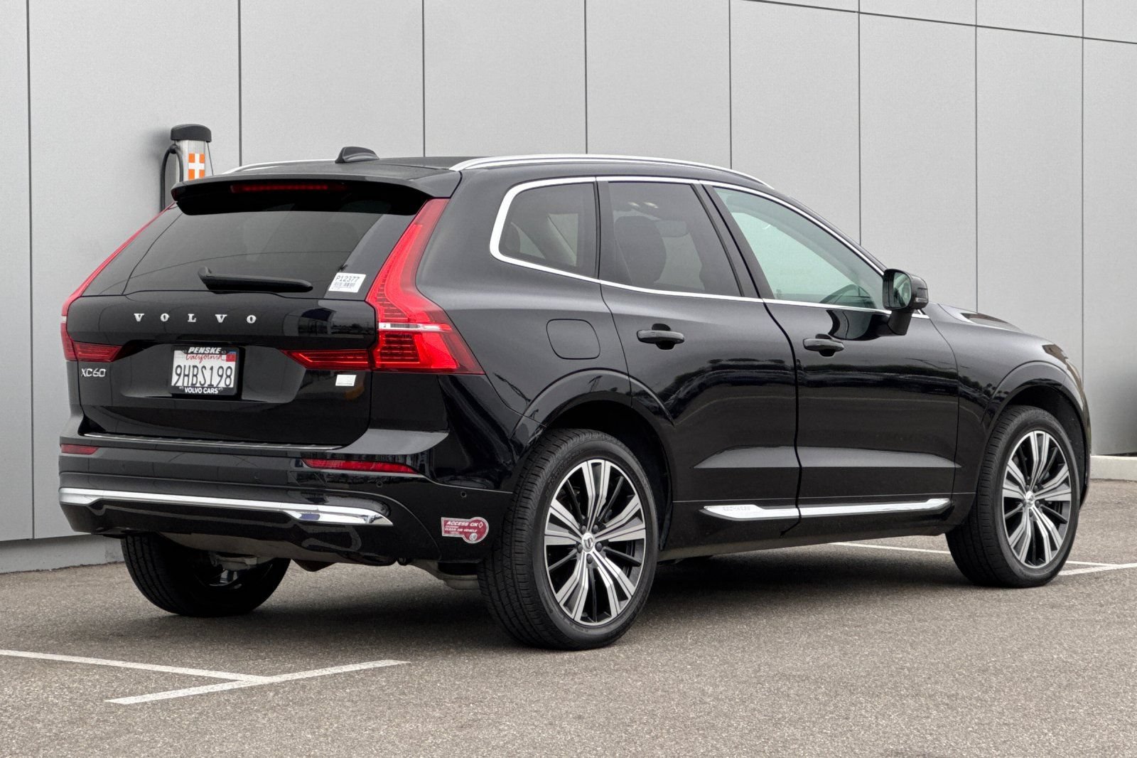 Used 2023 Volvo XC60 T8 Ultimate w/ Climate Package AWD/4WD image 5