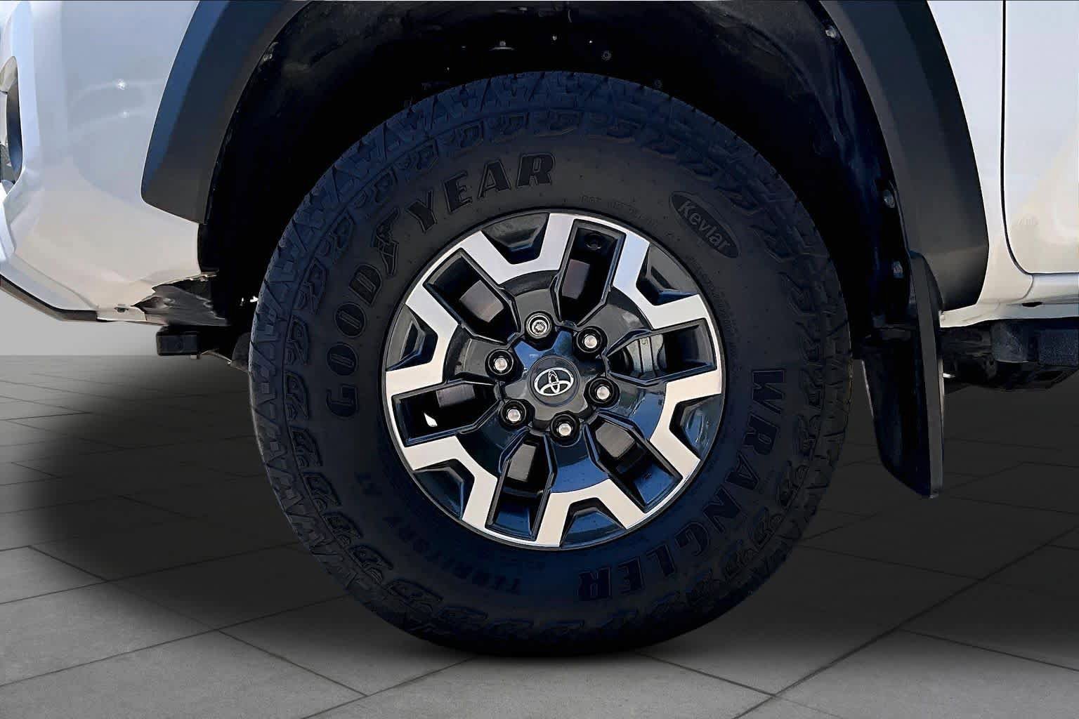 Used 2022 Toyota Tacoma TRD Off-Road AWD/4WD image 10