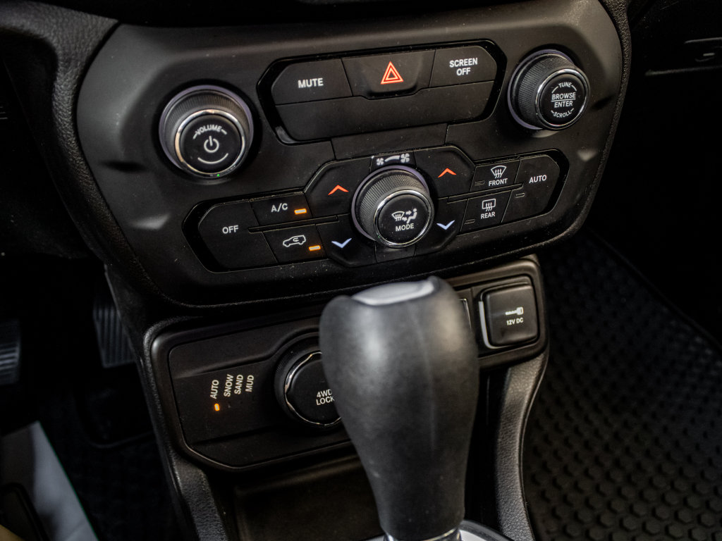 Used 2020 Jeep Renegade Latitude w/ Cold Weather Group AWD/4WD image 33