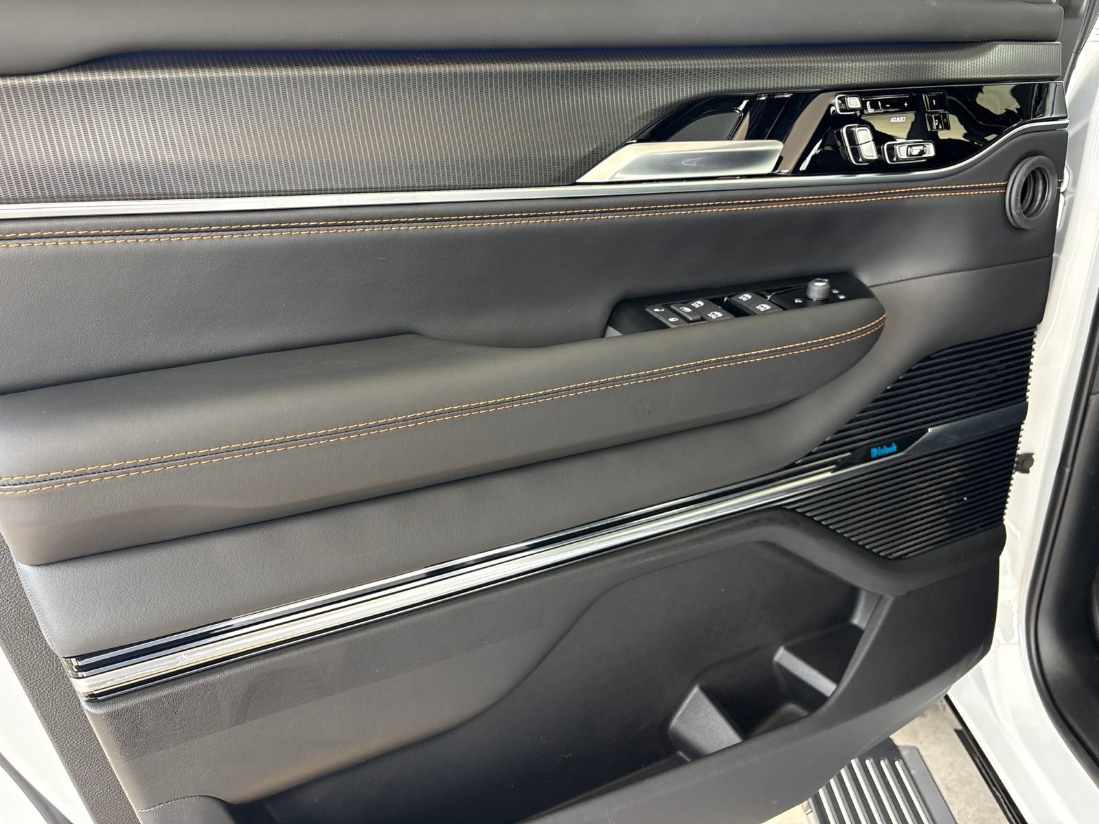 New 2026 Jeep Grand Wagoneer Summit AWD/4WD image 12
