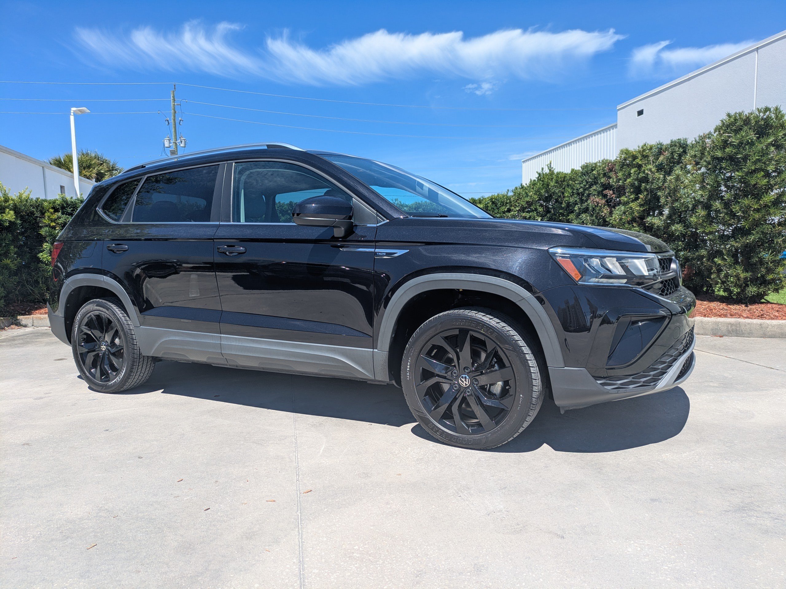 Certified 2023 Volkswagen Taos SE w/ Black Wheel Package FWD image 2