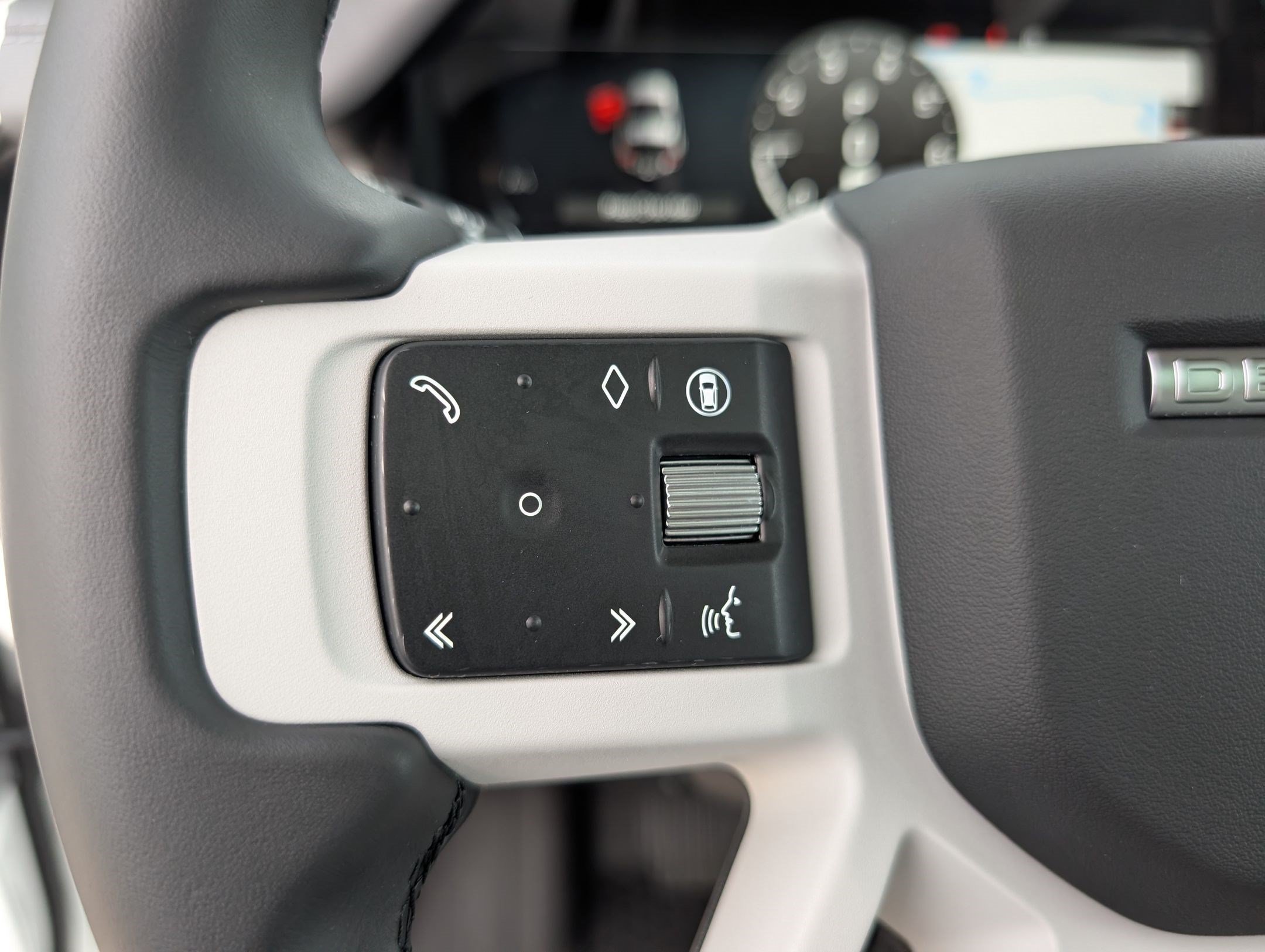 Used 2025 Land Rover Defender 90 X-Dynamic SE AWD/4WD image 15