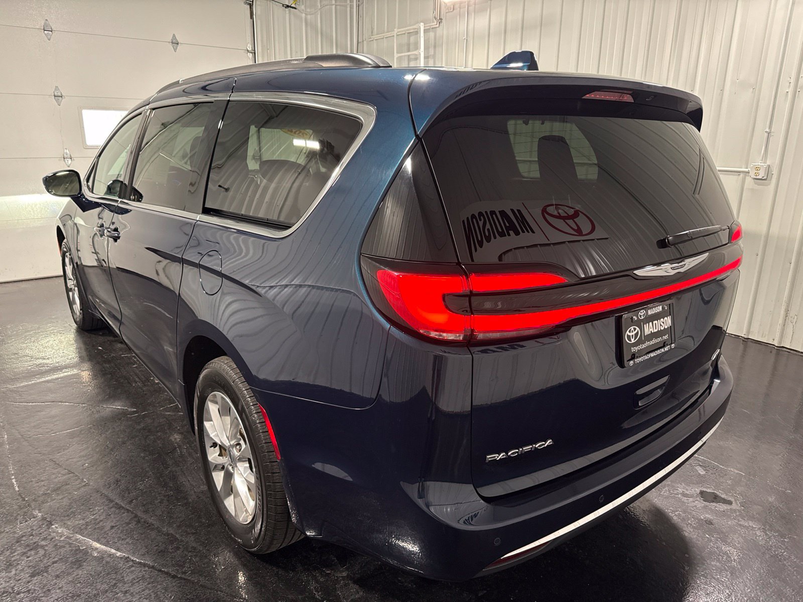 Used 2022 Chrysler Pacifica Touring-L AWD/4WD image 3