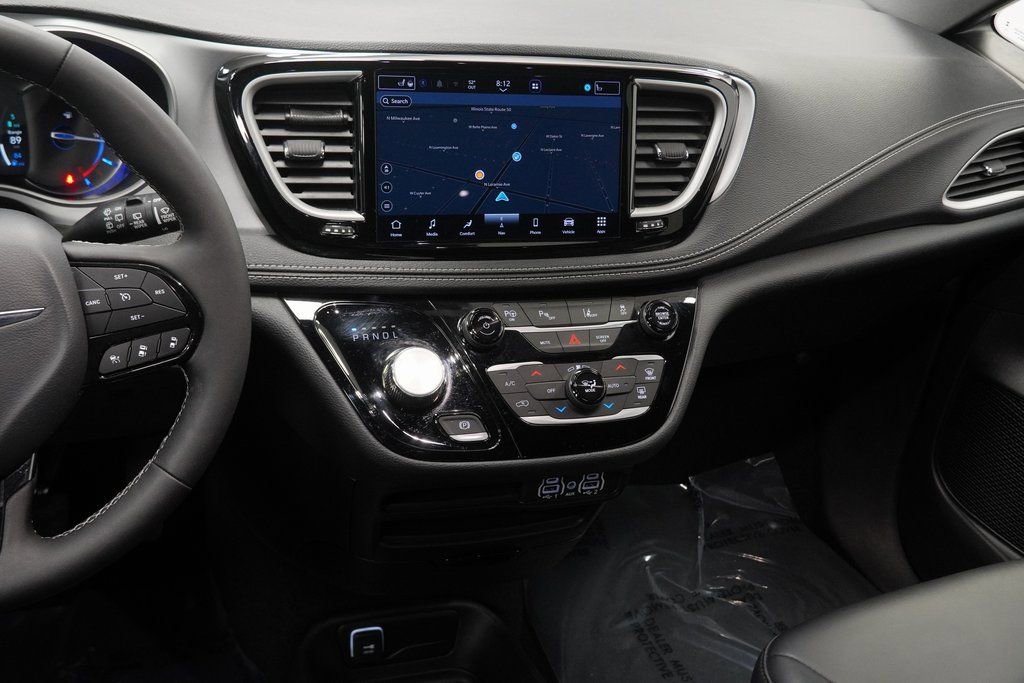 Certified 2024 Chrysler Pacifica Limited image 25