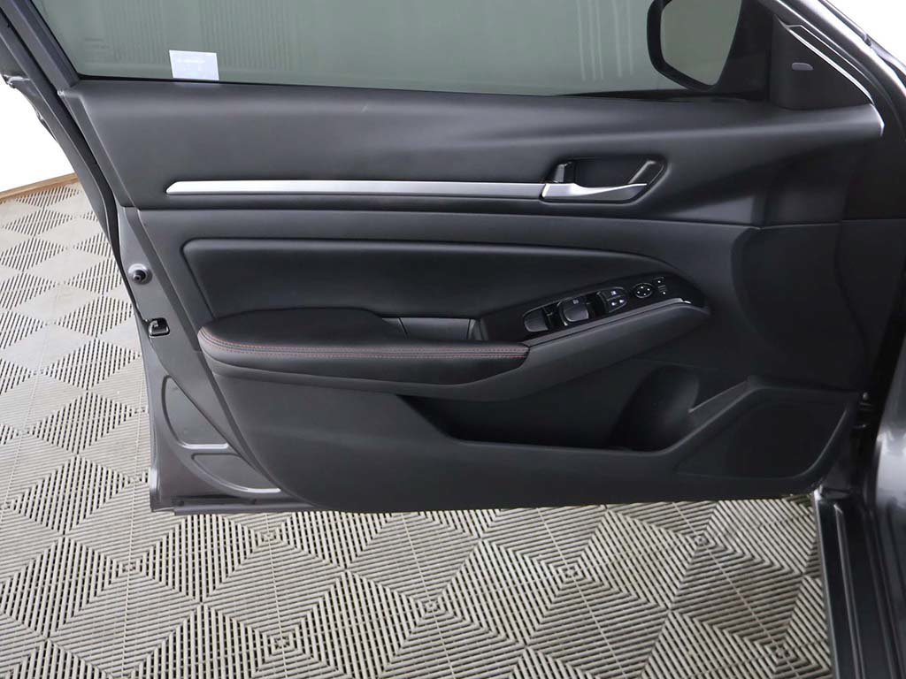 Used 2024 Nissan Altima 2.5 SR AWD/4WD image 19