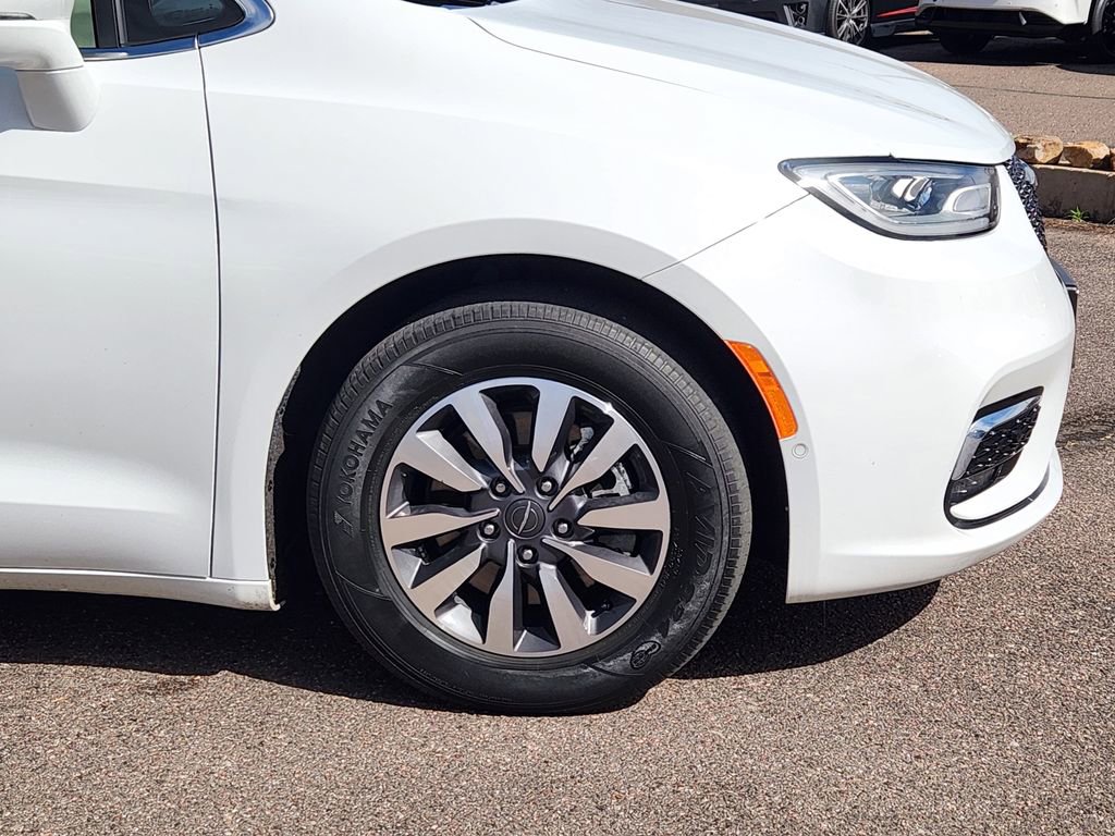 Used 2022 Chrysler Pacifica Touring-L w/ Uconnect Theater Family Group image 29