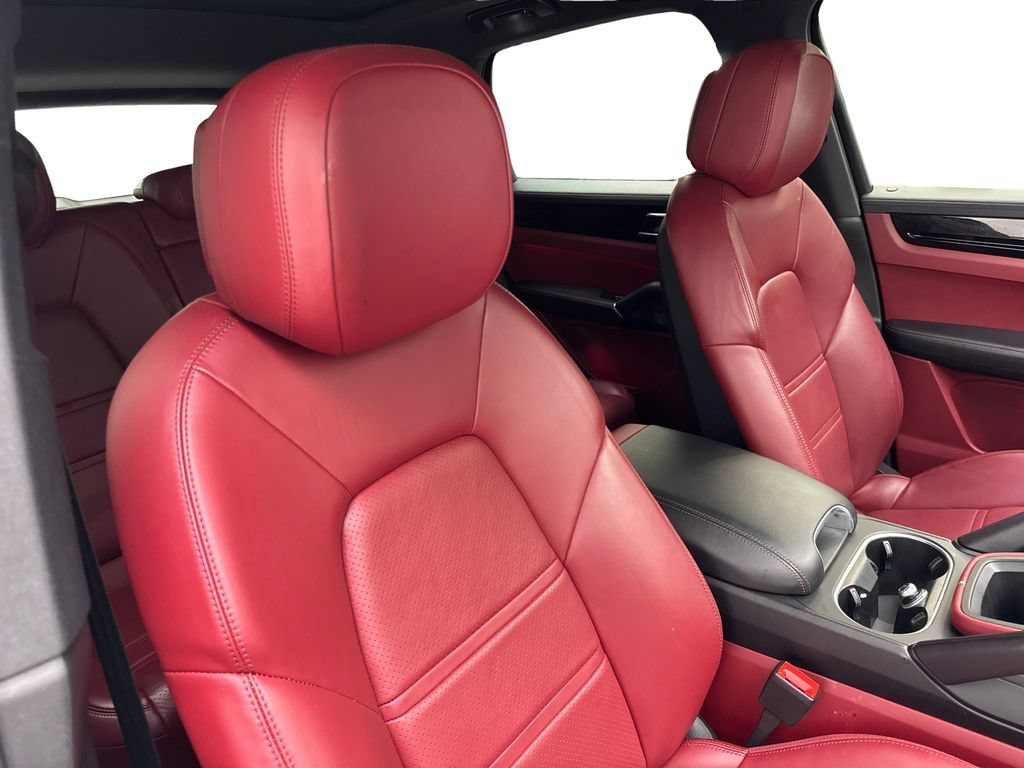Used 2022 Porsche Cayenne w/ Premium Package AWD/4WD image 45
