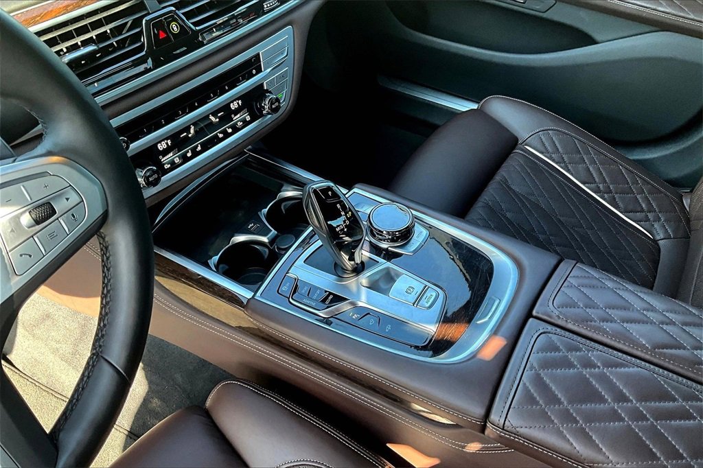 Used 2022 BMW 750i xDrive w/ Luxury Rear Seating Package image 15