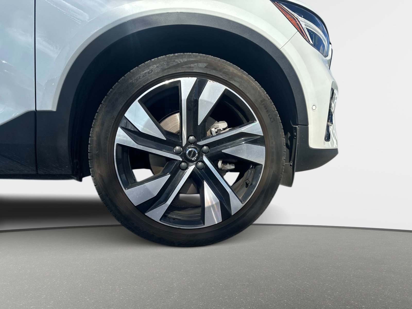 Used 2023 Volvo XC40 B5 Plus w/ Protection Package Premier AWD/4WD image 6