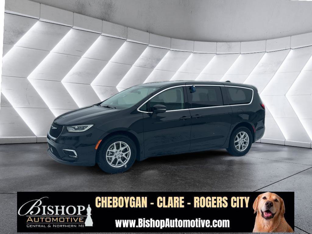 Used 2023 Chrysler Pacifica Touring-L image 16