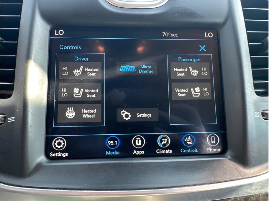 Used 2018 Chrysler 300 Limited image 16