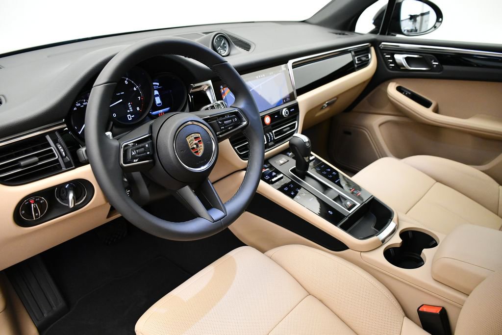 Certified 2025 Porsche Macan image 4
