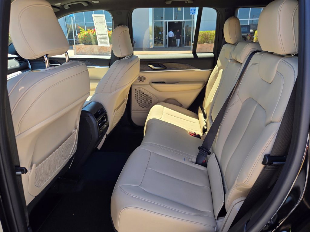 New 2026 Jeep Grand Cherokee Limited w/ Limited Altitude Package AWD/4WD image 4