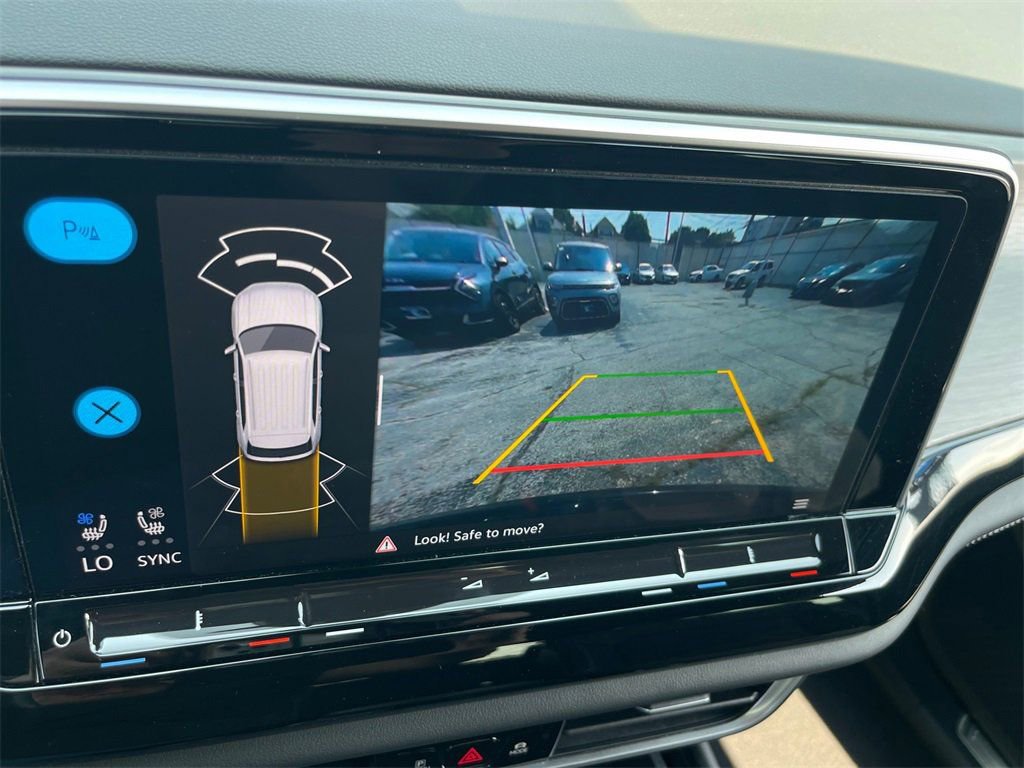 Used 2024 Volkswagen Atlas Cross Sport SE image 17