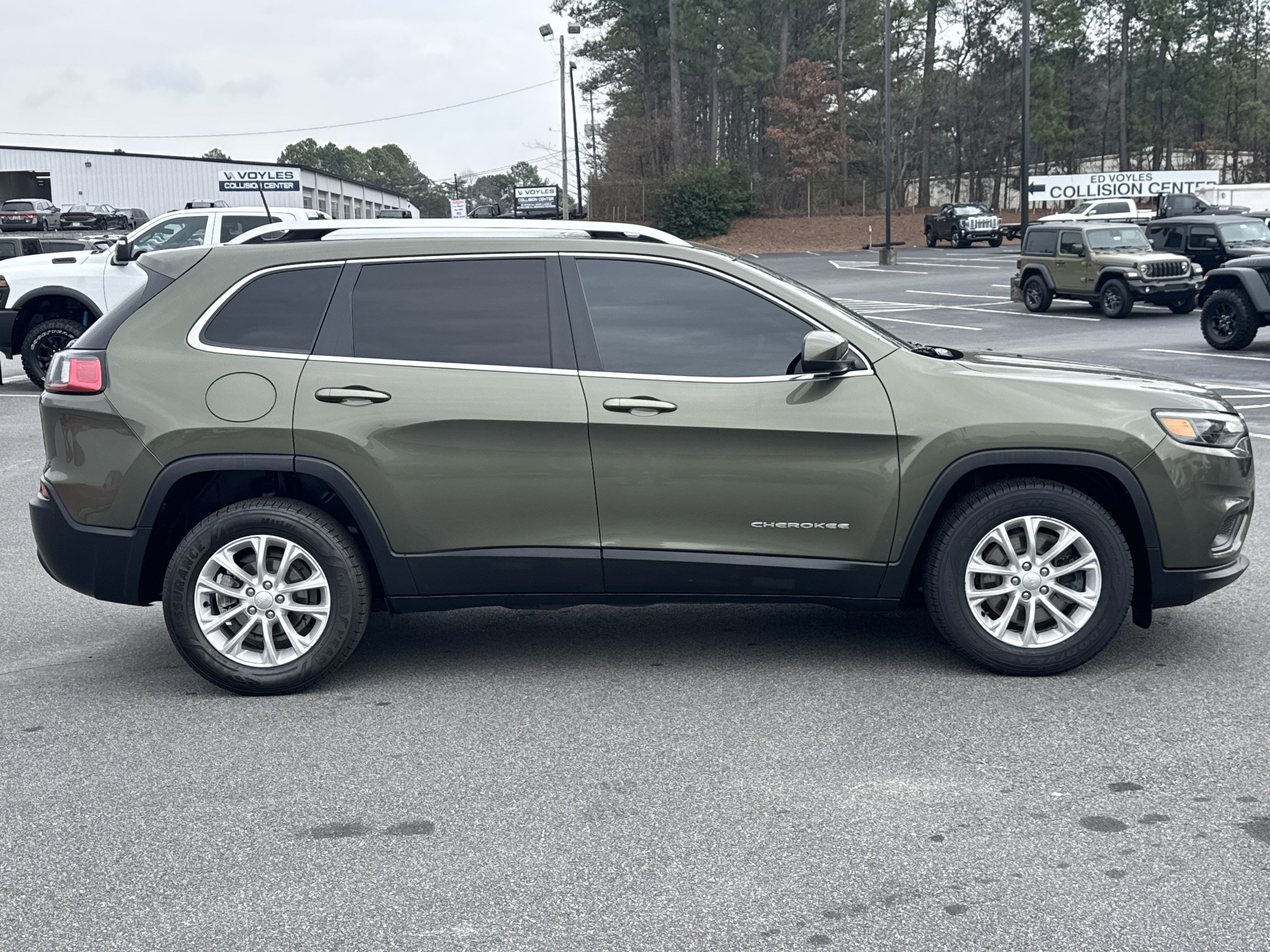 Used 2019 Jeep Cherokee Latitude w/ Popular Appearance Group image 2
