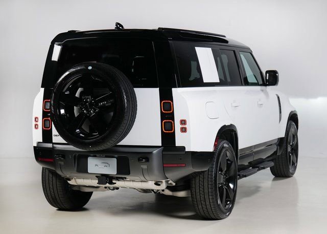 New 2026 Land Rover Defender 110 X-Dynamic SE image 2