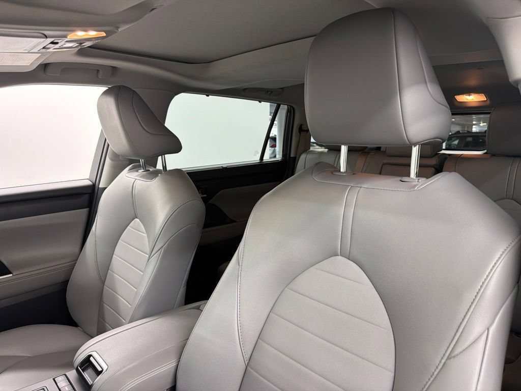 Used 2022 Toyota Highlander XLE FWD image 25