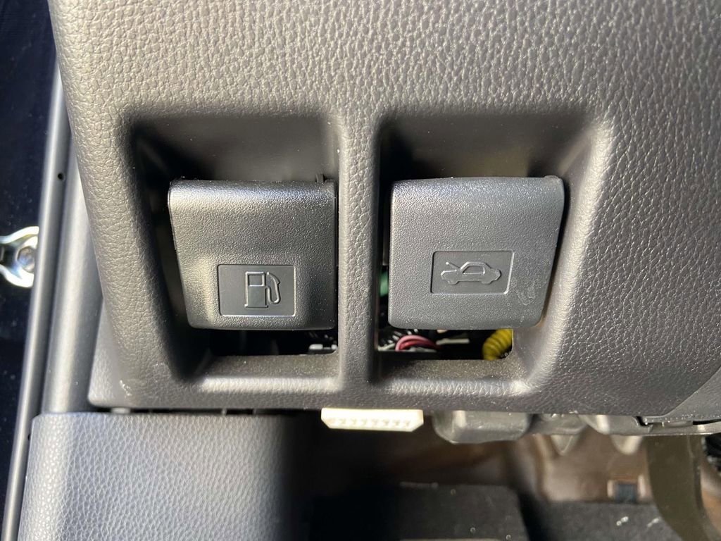 Used 2025 Toyota RAV4 LE image 28