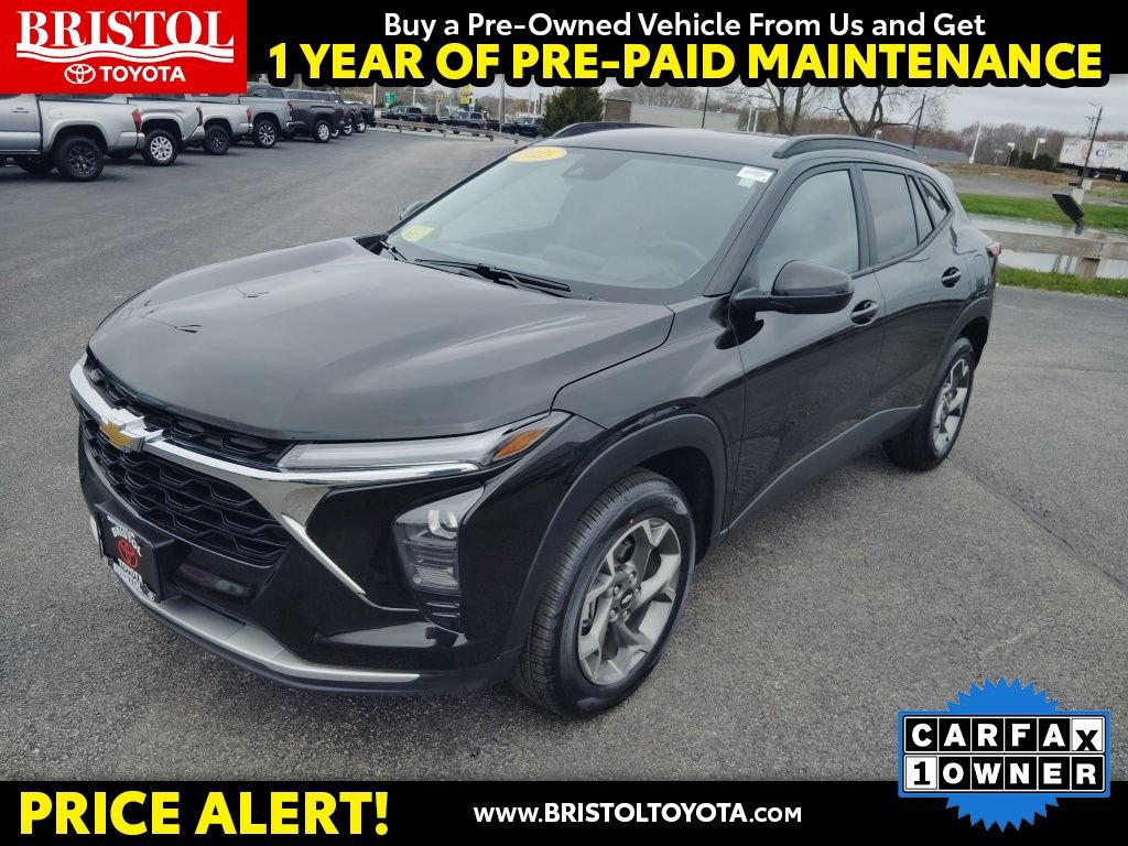 Used 2025 Chevrolet Trax LT w/ LT Convenience Package FWD image 3