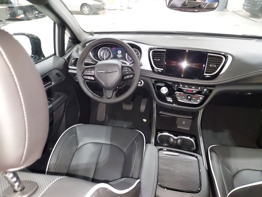 New 2026 Chrysler Pacifica Limited w/ S Appearance Package FWD image 15