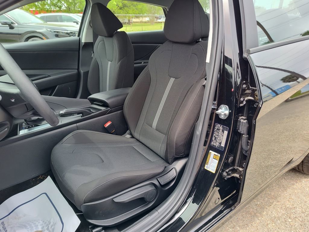 Used 2025 Hyundai Elantra SE image 20