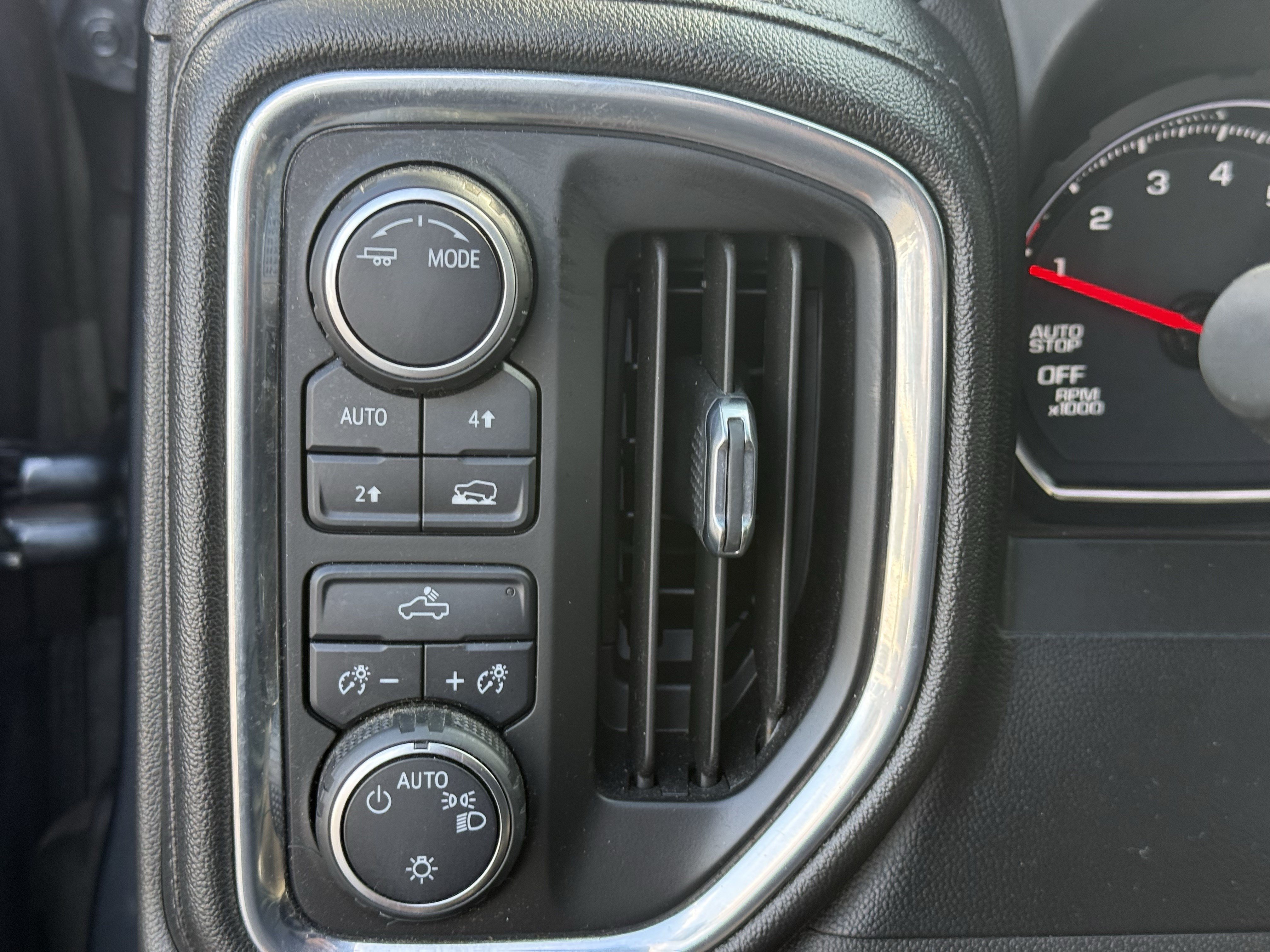 Used 2022 Chevrolet Silverado 1500 LT AWD/4WD image 28