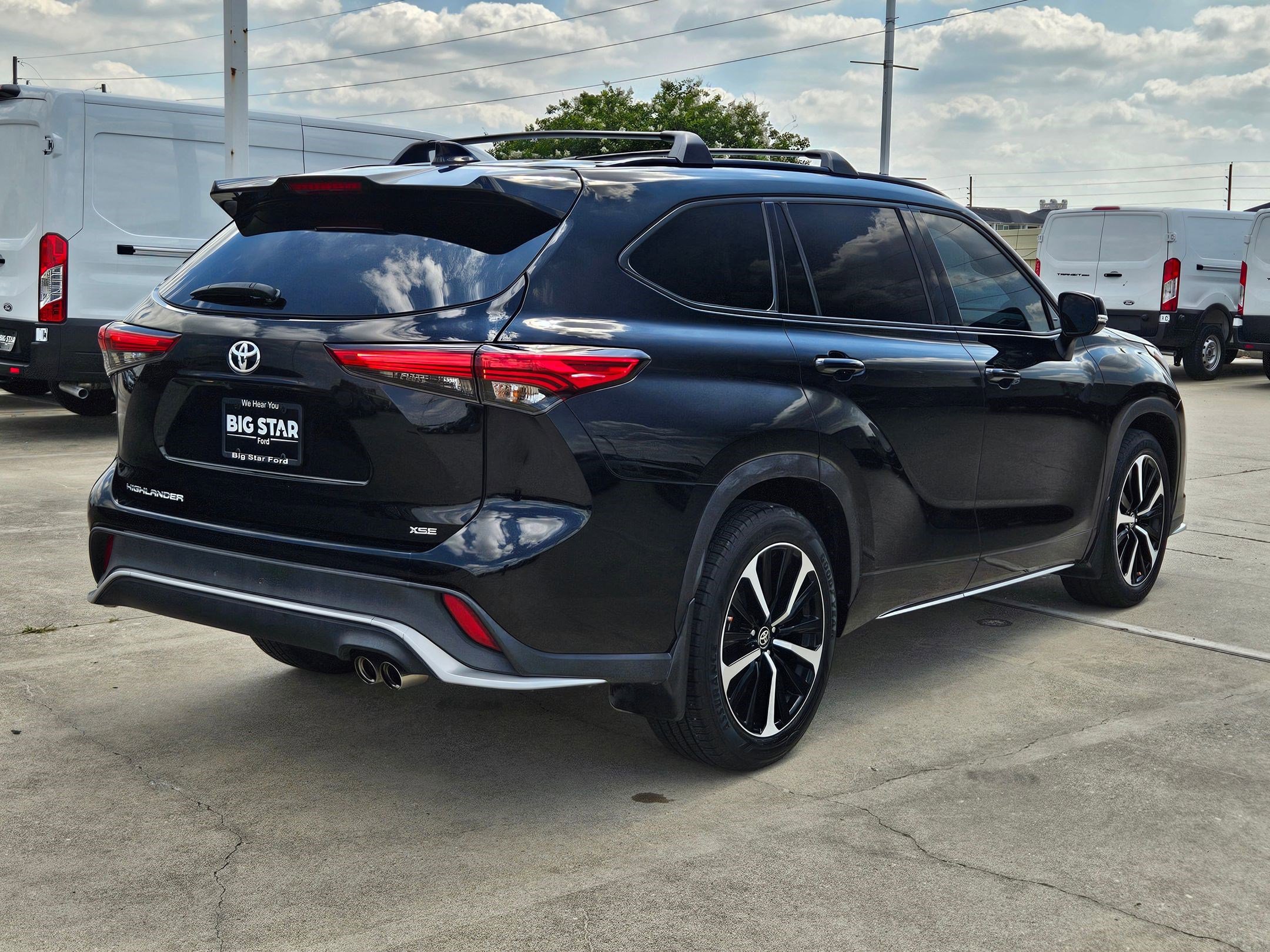 Used 2021 Toyota Highlander XSE FWD image 3