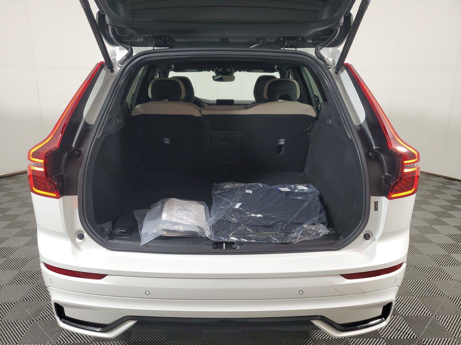 New 2026 Volvo XC60 B5 Core w/ Climate Package AWD/4WD image 9