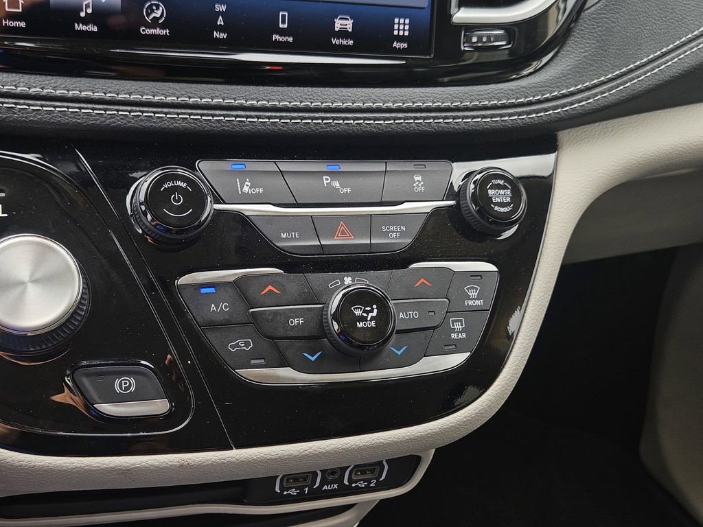 Used 2024 Chrysler Pacifica Select image 24