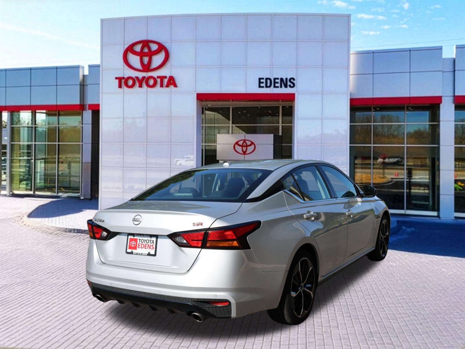 Used 2024 Nissan Altima 2.5 SR FWD image 3