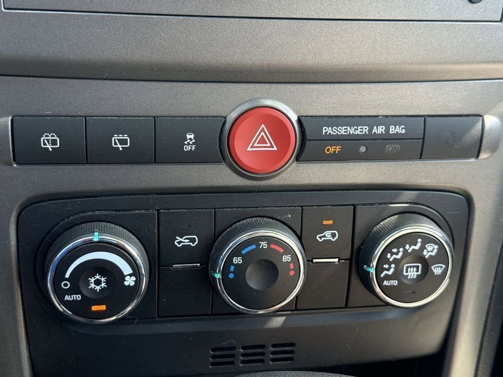 Used 2012 Chevrolet Captiva Sport LS FWD image 28