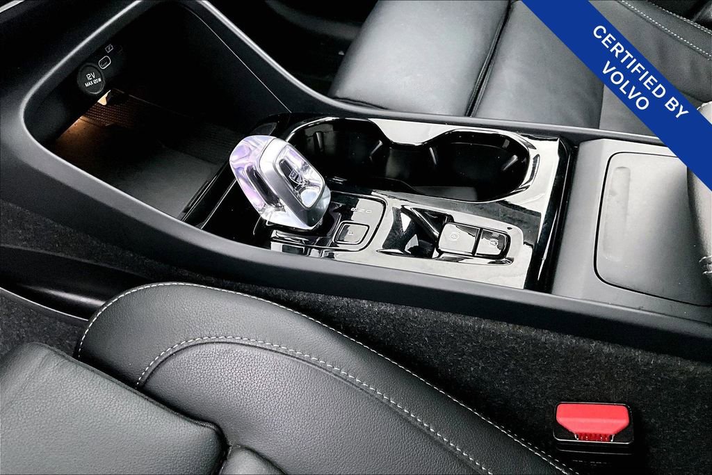 Used 2025 Volvo XC40 B5 Plus image 19