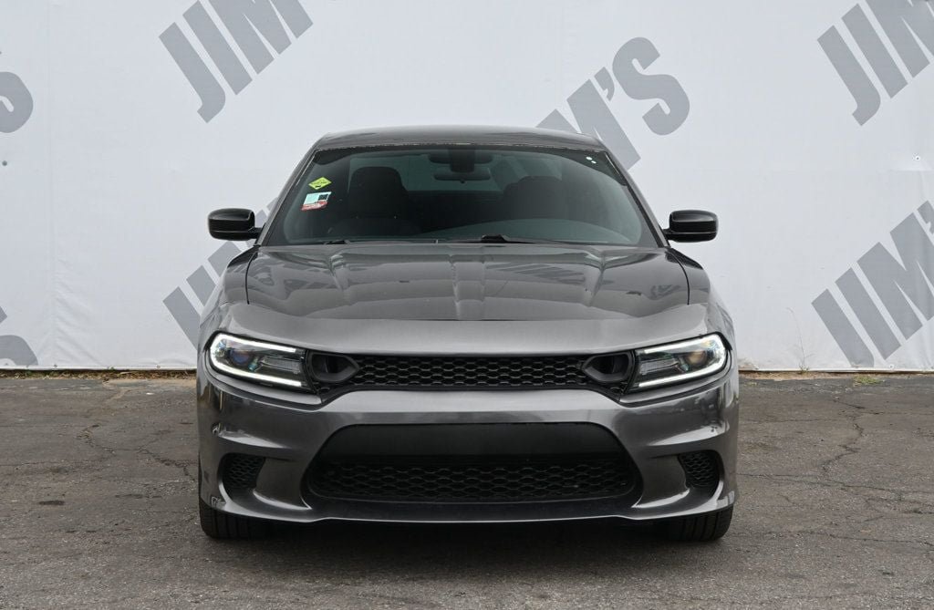 Used 2018 Dodge Charger SXT w/ Blacktop Package RWD image 2
