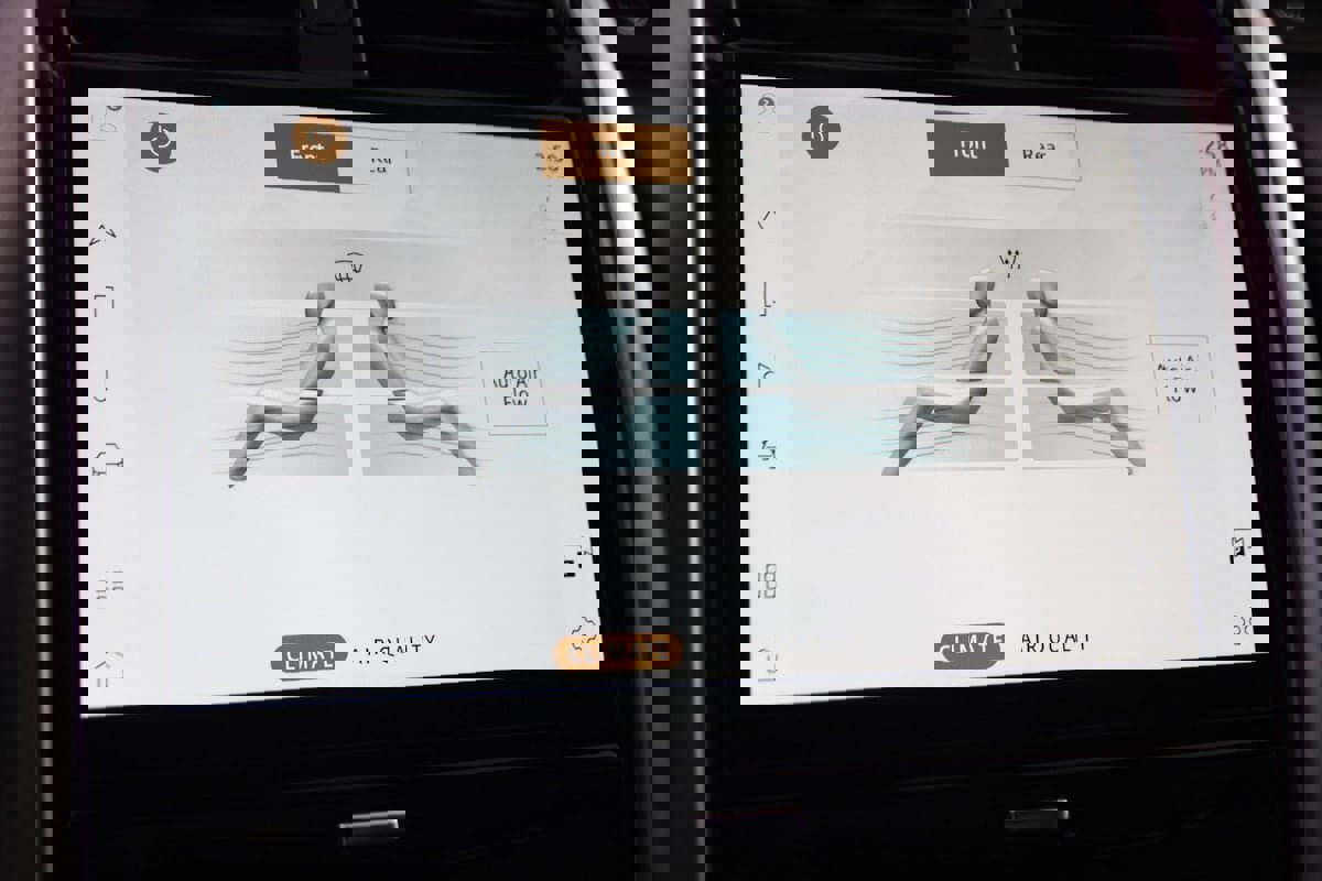 Used 2023 Land Rover Discovery Metropolitan Edition image 37