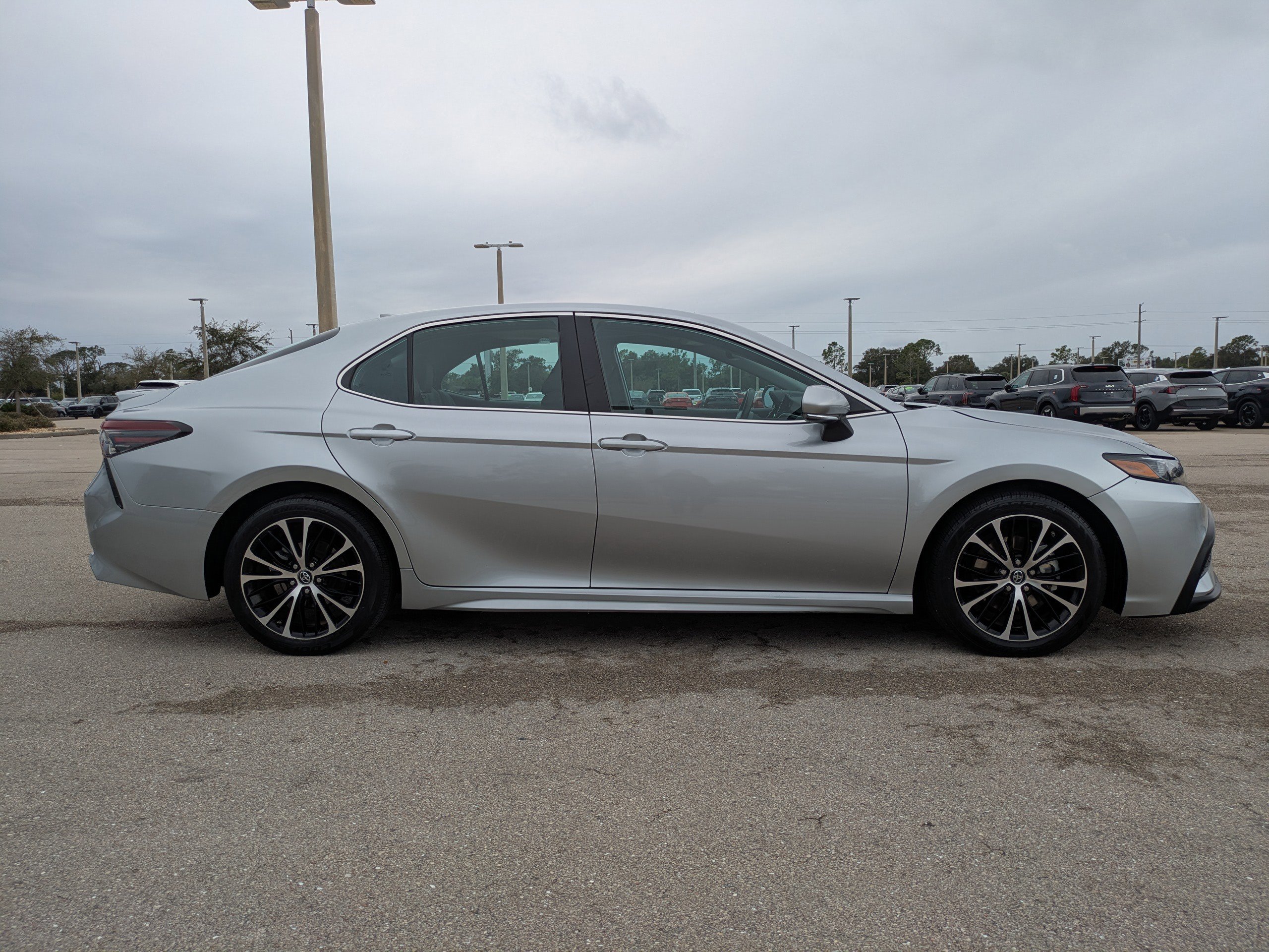 Used 2023 Toyota Camry SE image 4