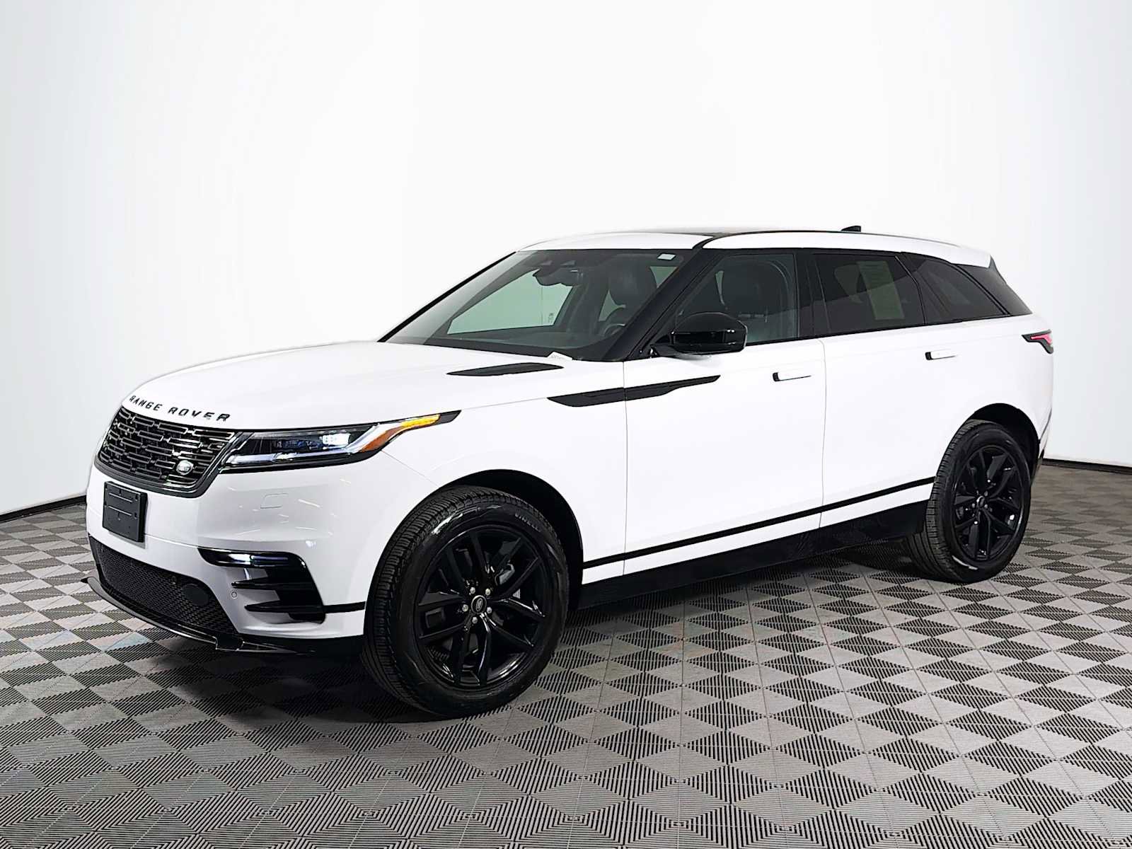 Certified 2025 Land Rover Range Rover Velar Dynamic SE image 1