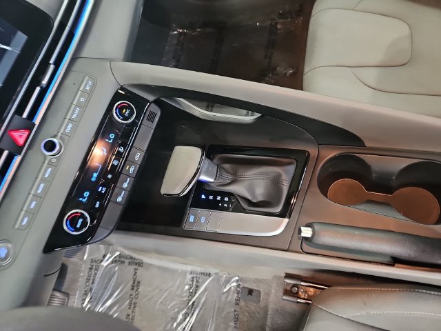 Used 2024 Hyundai Elantra SEL FWD image 26