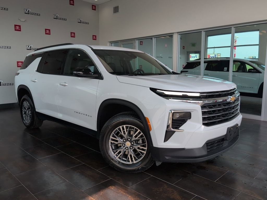 Used 2025 Chevrolet Traverse LT image 2