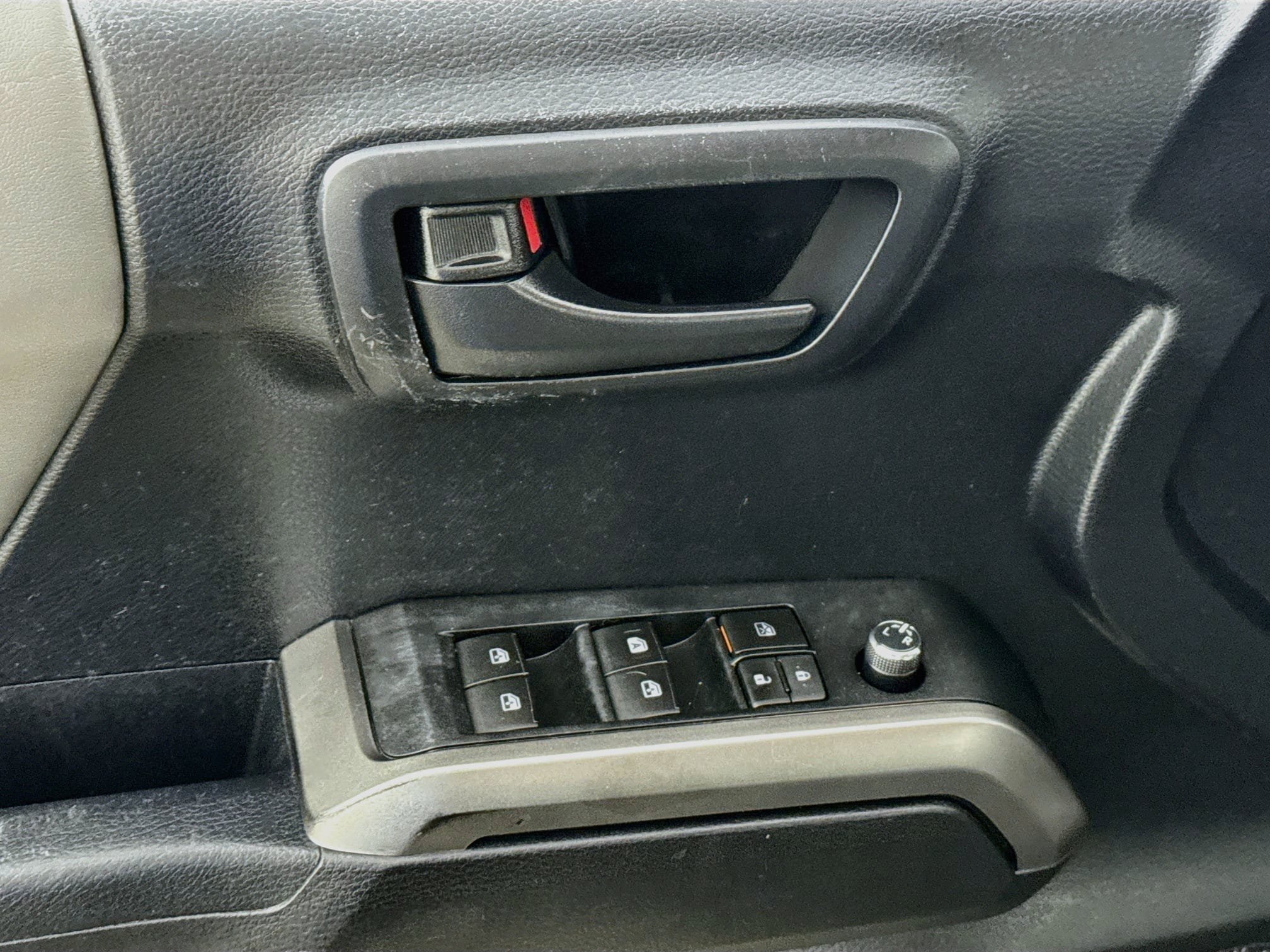 Used 2018 Toyota Tacoma SR5 AWD/4WD image 19