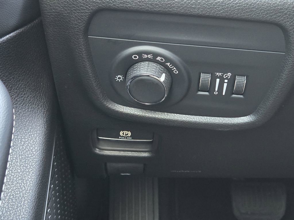 Used 2025 Jeep Grand Cherokee L Laredo RWD image 24