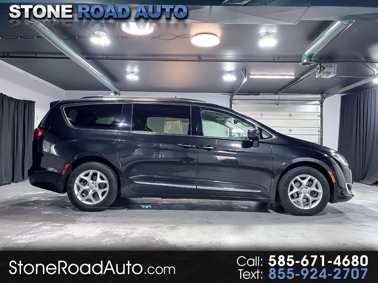 Used 2017 Chrysler Pacifica Touring-L w/ Tire & Wheel Group image 1