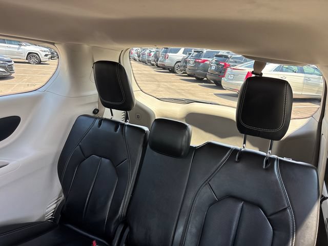 Used 2023 Chrysler Pacifica Touring-L FWD image 9