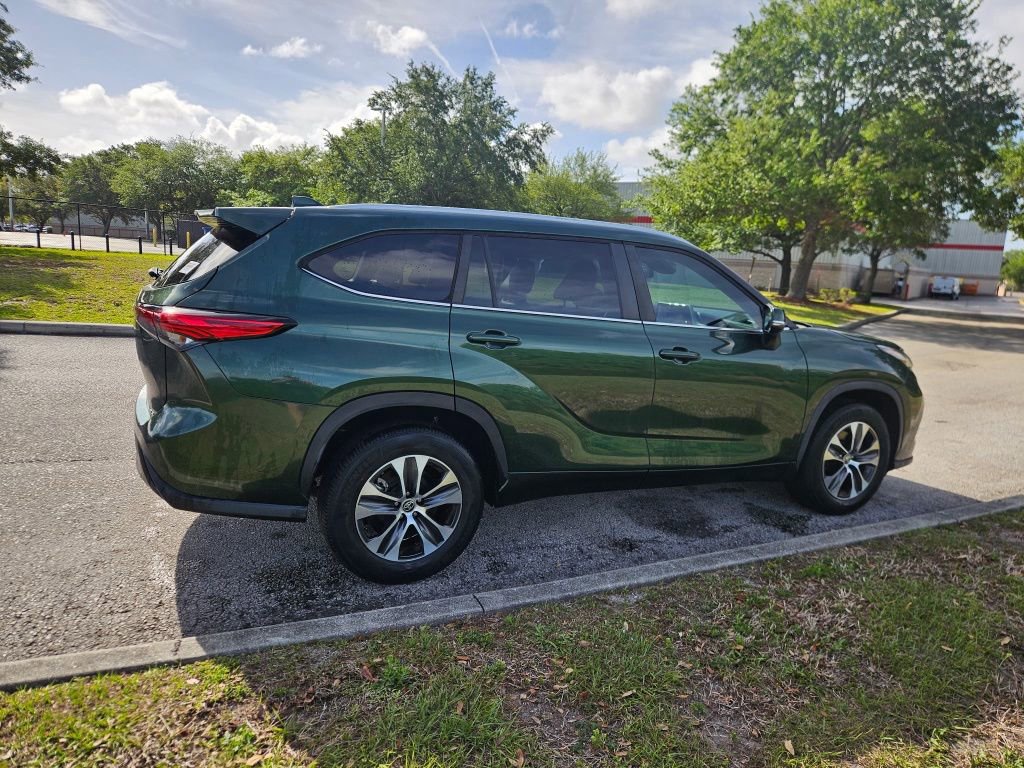 Used 2023 Toyota Highlander XLE image 5
