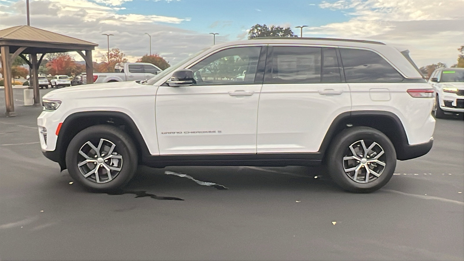 New 2025 Jeep Grand Cherokee Limited w/ Trailer Tow Package AWD/4WD image 6
